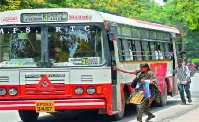 HYD: Woman Can Now Hail And Board RTC Buses Anywhere Between 2 Stops - Sakshi