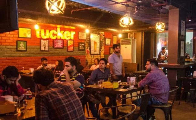 Bars To Open Till 3am, No Crowd Near Vends In Delhi New Liquor Policy - Sakshi