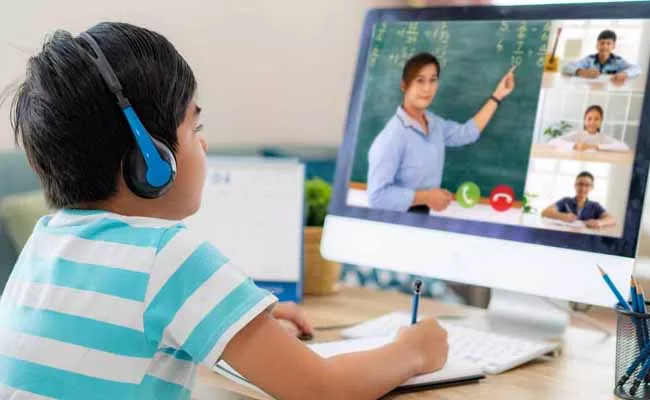 Kids Struggling With Online Learning Classes - Sakshi