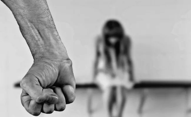 lucknow:16 Year Old Girl Gang Raped By 8 Men In Front Of Parents For Revenge  - Sakshi