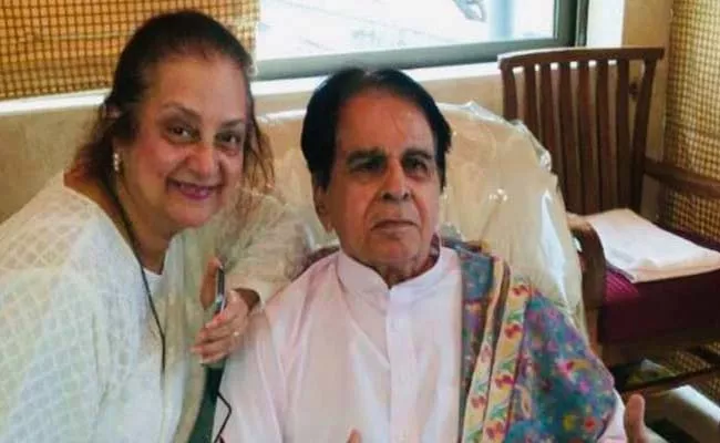  Iconic singer Lata Mangeshkar mourns to actor Dilip Kumar demise - Sakshi