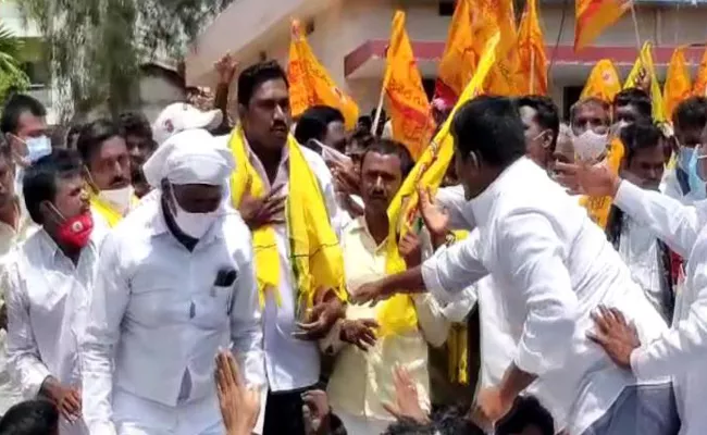 Clash Between TDP Activists In Anantapur District - Sakshi