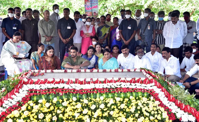 YS Vijayamma And Sharmila Pays Tribute To YSR - Sakshi