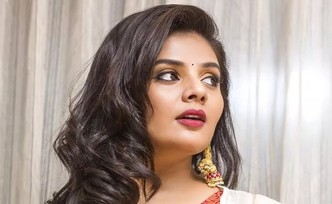 Anchor Sreemukhi Shocking Reaction When Fan Post About Marriage - Sakshi