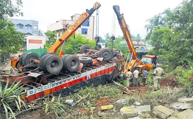 8 people were deceased in different road accidents - Sakshi