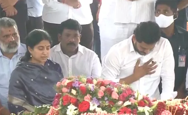 CM YS Jagan Pays Tribute To YSR Ghat Idupulapaya Kadapa - Sakshi