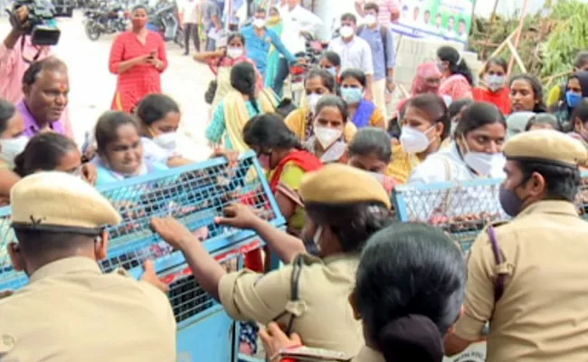 Police Intercepting Contract Nurses, Tension At Gandhi Bhavan - Sakshi