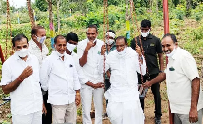 Narsapur MLA Madhan Reddy Hulchul In Palle Pragati Programme Narsapur - Sakshi