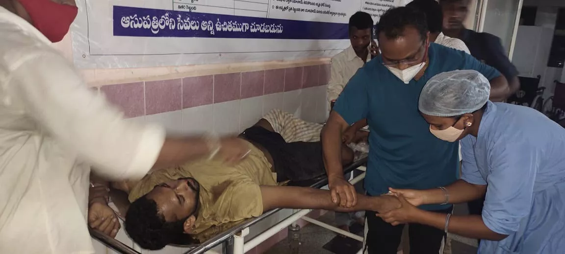 Mla Kalavathi Expressed Humanity On The Man Injured in the Road Accident - Sakshi