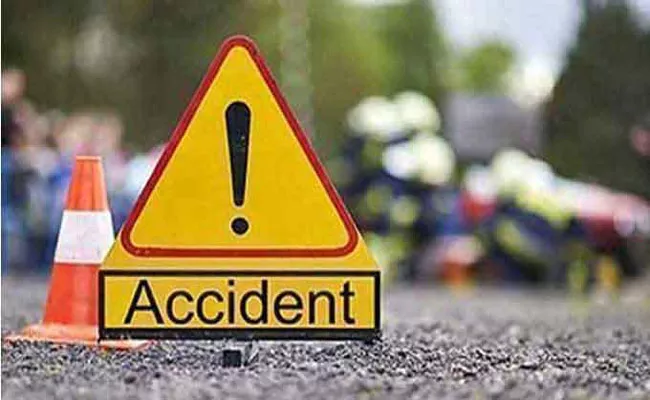 13 Injured 3 Critical After Bus Overturns In Madhya Pradesh - Sakshi