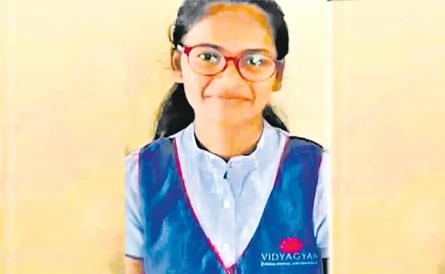 Anasuya Kushwa Got Cent Marks In CBSC - Sakshi