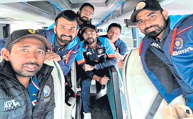 Indian team arrives in London - Sakshi