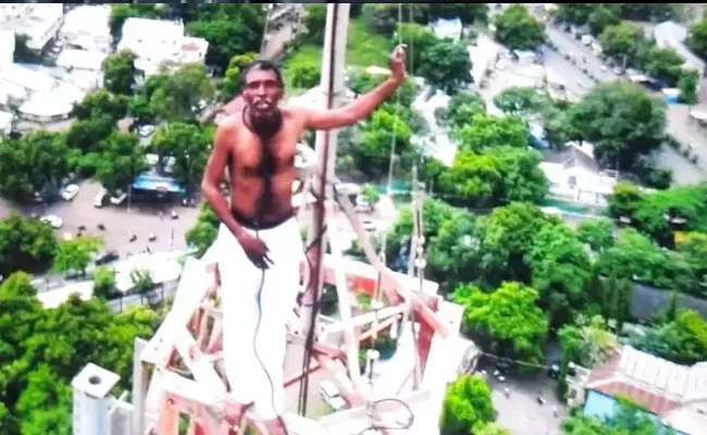 Drunk Man Climbs BSNL Tower And Keeps Police On Toes In Maharashtra - Sakshi