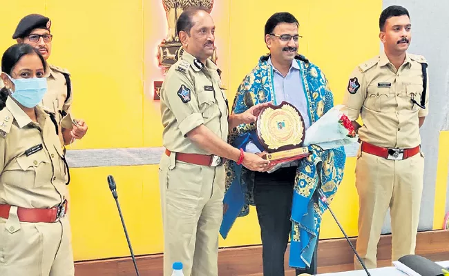 Vijayawada Police Commissioner praises private hospital for Covid Services - Sakshi