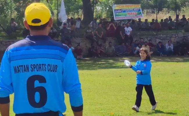 Adorable Picture Of Daughter Carries Drinks For Her Father Became Viral - Sakshi