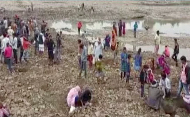 After Flood Sindh river calms villagers found silver Coins in MP - Sakshi