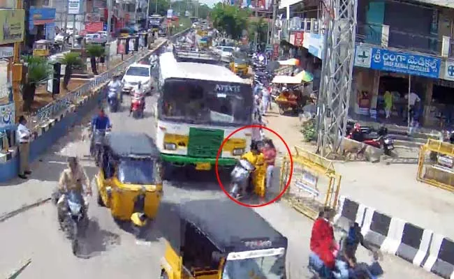 Young Girl Jumped Traffic Signal And Hit The RTC Bus In Anantapur - Sakshi