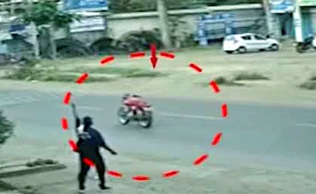 Maharashtra Pune Bike Travel On Road Without Driver Video Viral - Sakshi