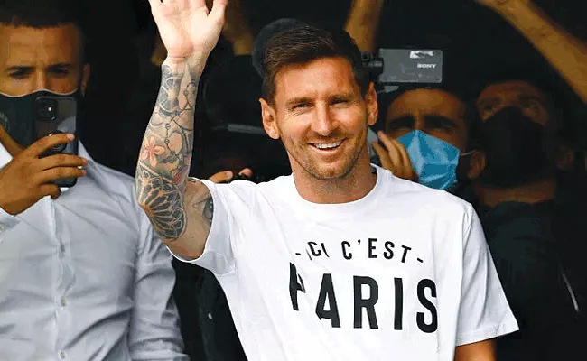 Lionel Messi Joins Paris Saint Germain signs 2 Year Contract - Sakshi