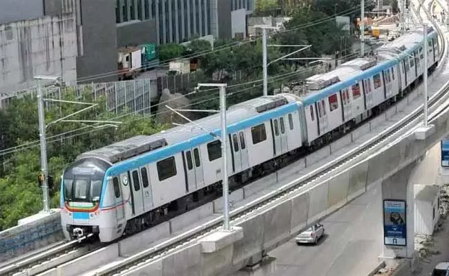 Hyderabad Metro Rail Posts 2000 Crore Loss - Sakshi