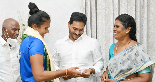 Womens Hockey Player Rajini Met CM YS Jagan In Amaravati  - Sakshi