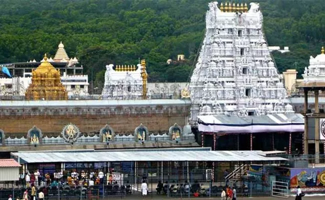 Two Fake Booked TTD Tickets Selling in Tirumala - Sakshi