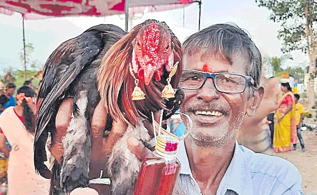 Mahabubabad: Rooster With Earrings Special Attraction In Bonalu - Sakshi