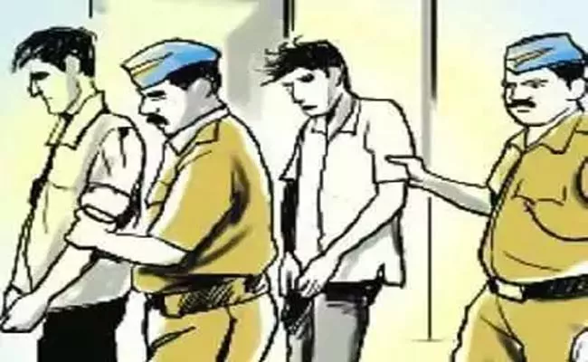 Seven Members Of Thieves Gang Arrested By Police In Mumbai - Sakshi