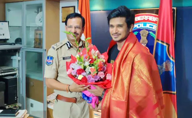 Actor Nikhil Siddharth Was Felicitated By Cyberabad CP Sajjanar  - Sakshi