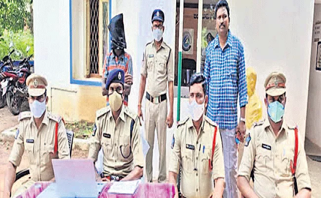 Police Have Arrested A Man who Desecrated  The Statues in Srikakulam - Sakshi