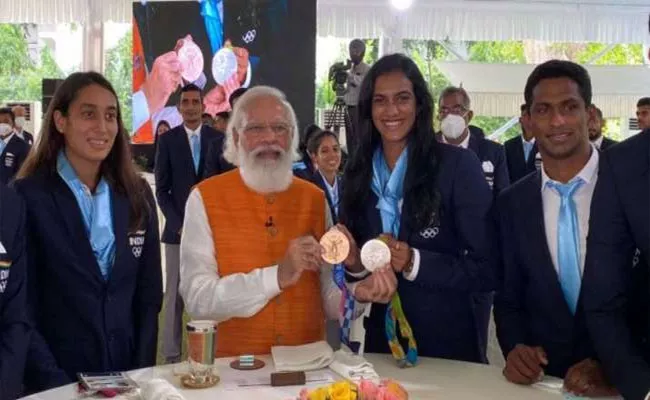 PM Modi Met With Tokyo Olympics Athletes On Monday - Sakshi