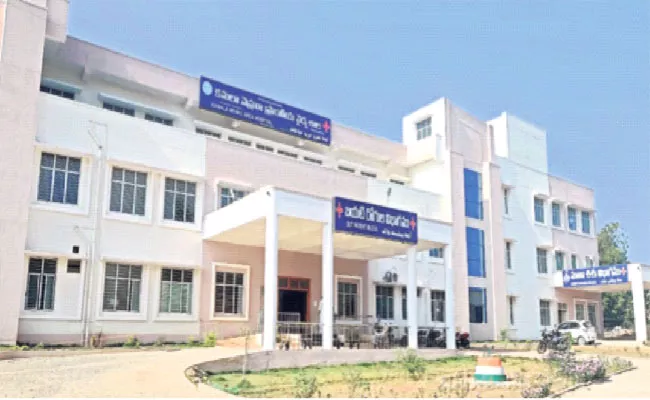 Government Hospital Doctors Neglience In Nalgonda - Sakshi