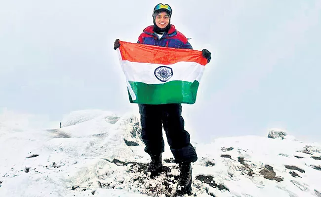 Kakinada Woman Suthapalli Devi Climbed The Mount Elbrus Peak - Sakshi