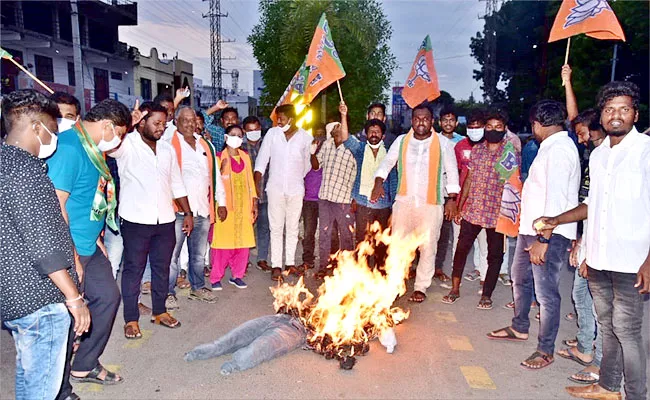 BJP Supporters Protest Over TRS Leader Mynapally Hanumanthrao In Karimnagar - Sakshi