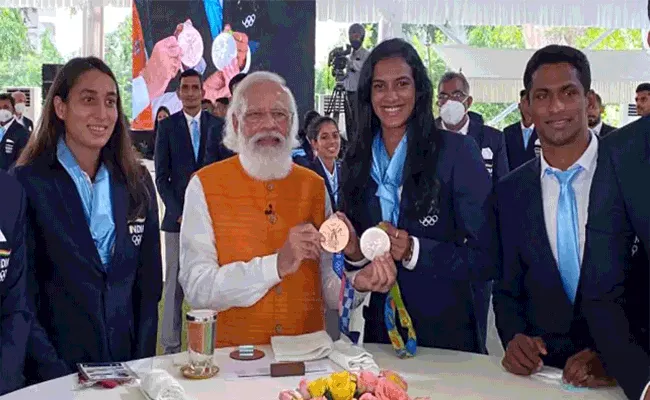 Pm Narendra Modi Fulfils Promise Has Ice Cream With Pv Sindhu - Sakshi