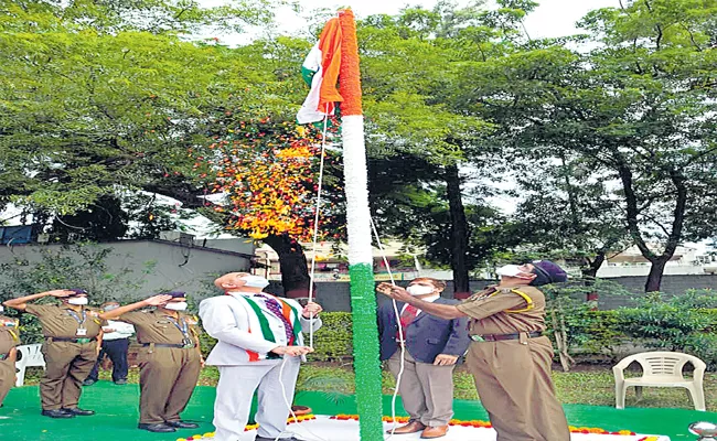 Independence Day 2021 SBI CGM Hoist Flag At Hyderabad Circle Office - Sakshi