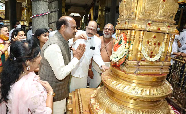 Lok Sabha Speaker Om Birla Visits Tiruchanur Temple - Sakshi