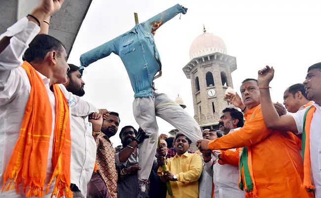 Telangana: Bjp Activists Protest Against Trs Mla Mynampally For Comments On Bandi Sanja - Sakshi