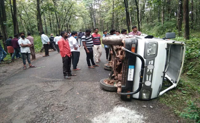 Elephant Attack On The Vehicle Four Injured In Karnataka - Sakshi