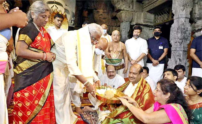 Lok Sabha Speaker Om Birla Visits Tirumala Offers Prayers At Lord Venkateswara - Sakshi