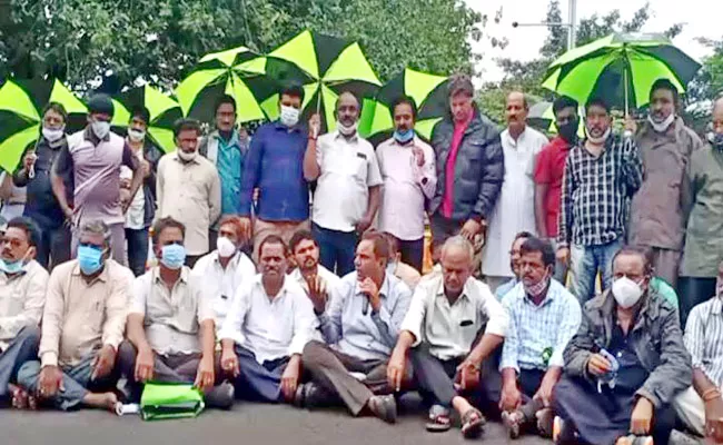 Visakha Steel Plant Workers Protest Against Privatisation At Admin Building - Sakshi