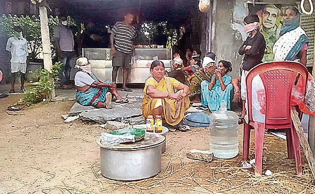 Family Protest On Ellanthakunta Highway Huzurabad - Sakshi