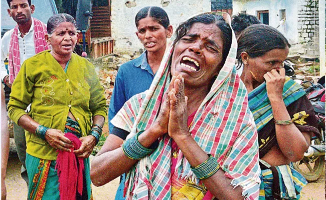 Woman Cries Evacuating Rampur Village For Mallanna Sagar Project Siddipet - Sakshi