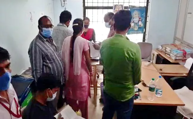 ACB Raids In Nellore Municipal Office - Sakshi