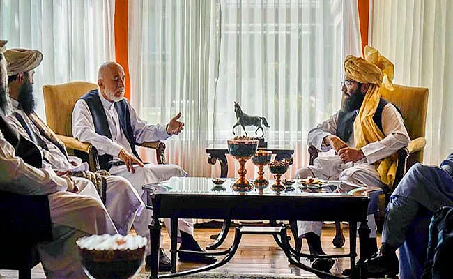 Afghanistan: Taliban Meet Ex President Amid Talks To Form Government - Sakshi