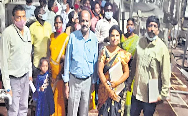 Telangana: Karimnagar Collector Karnan With Dalit Beneficiaries - Sakshi