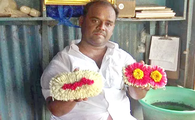 Flower Vendor in Madurai Makes Floral Masks Exclusively for Brides - Sakshi