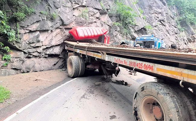 Iron Sheet Lorry Hit The Hill Of Nallamala Ghat At Atmakur - Sakshi