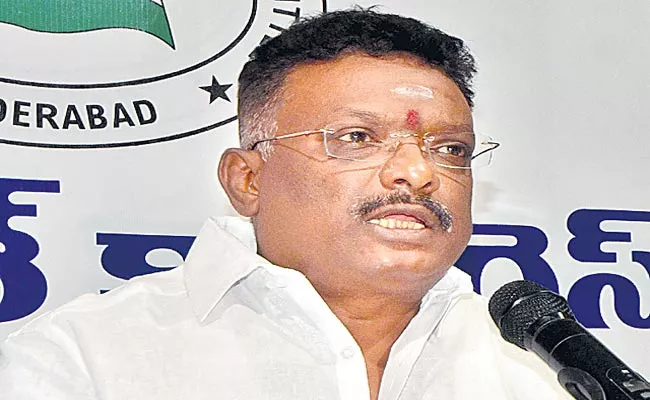 Dasoju Sravan Criticized Telangana CM K Chandrasekhar Rao - Sakshi