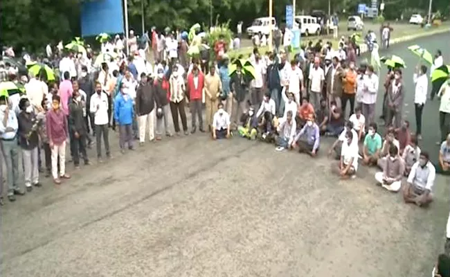 Vizag Steel Plant employess protested Niti Aayog CEO Amitabh Kant - Sakshi